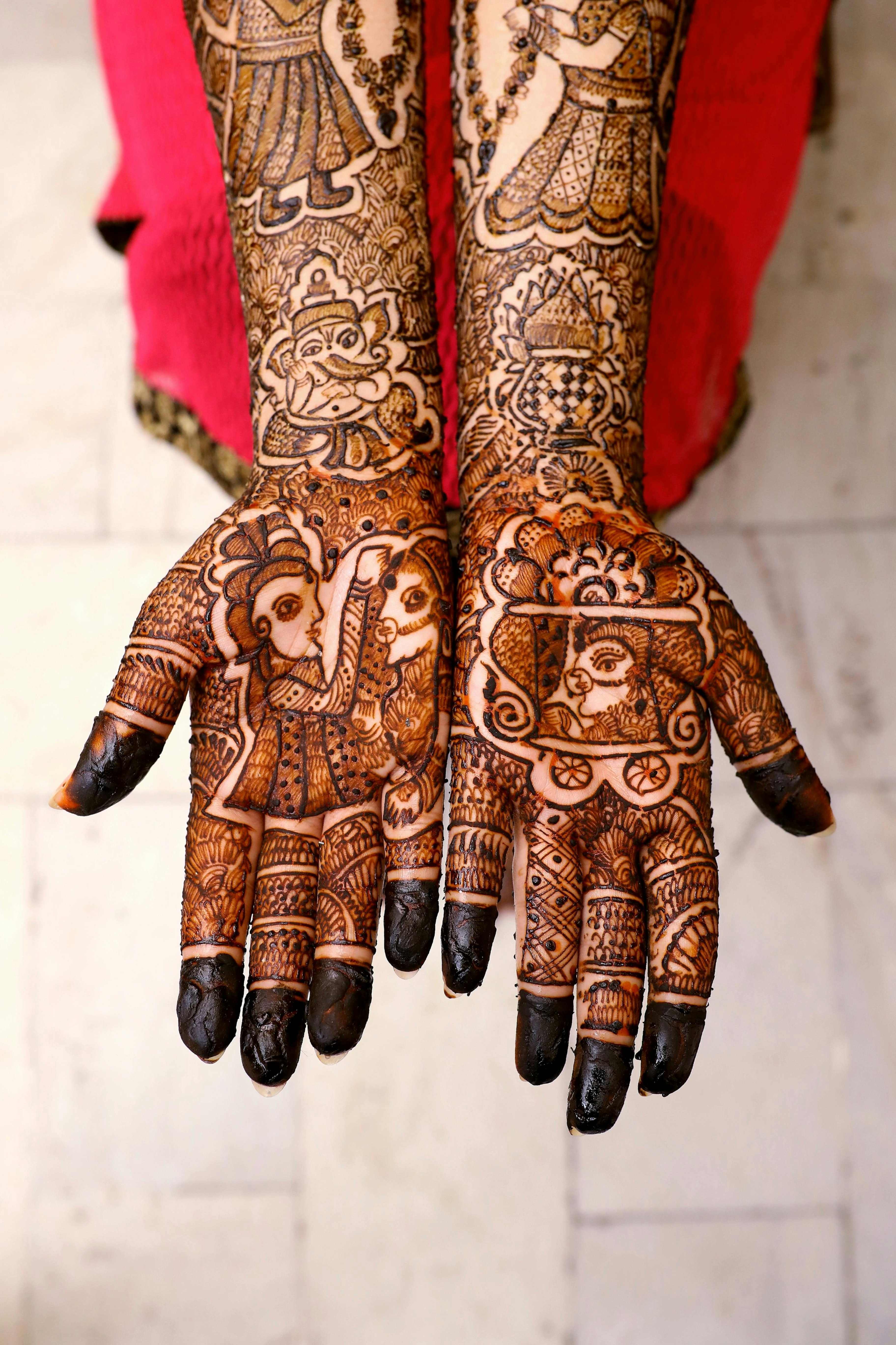 Bold Arabic henna design with flowing patterns
